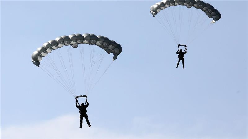 Schockierende Augenblicke erlebte eine Gruppe von Fallschirmspringern in Australien, doch am Ende ging alles glimpflich aus. (Symbolbild)