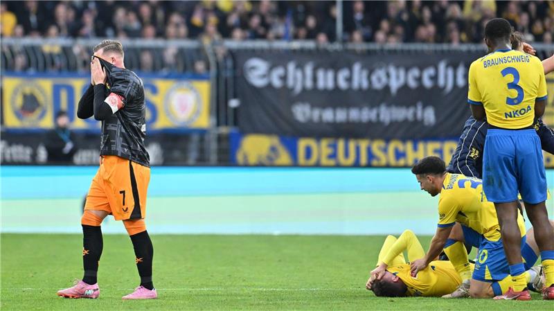 Braunschweiger „Befreiungsschlag“ nach Verletzungsschock Schockmoment: Braunschweigs Florian Flick bleibt verletzt am Boden liegen.
