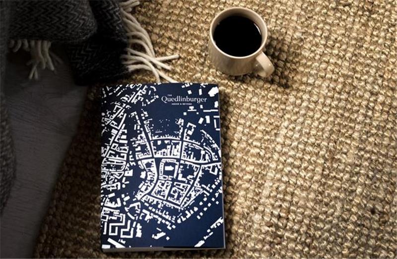 Der Umschlag des Buchs "The Quedlinburger" und eine Tasse Kaffee.