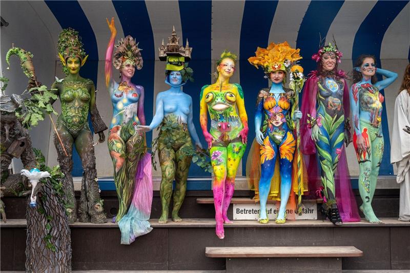 „Waldfee” wird Bodypainting-Siegerin Schön bunt: Models präsentieren ihre von Bodypainting-Künstlern bemalten Körper.