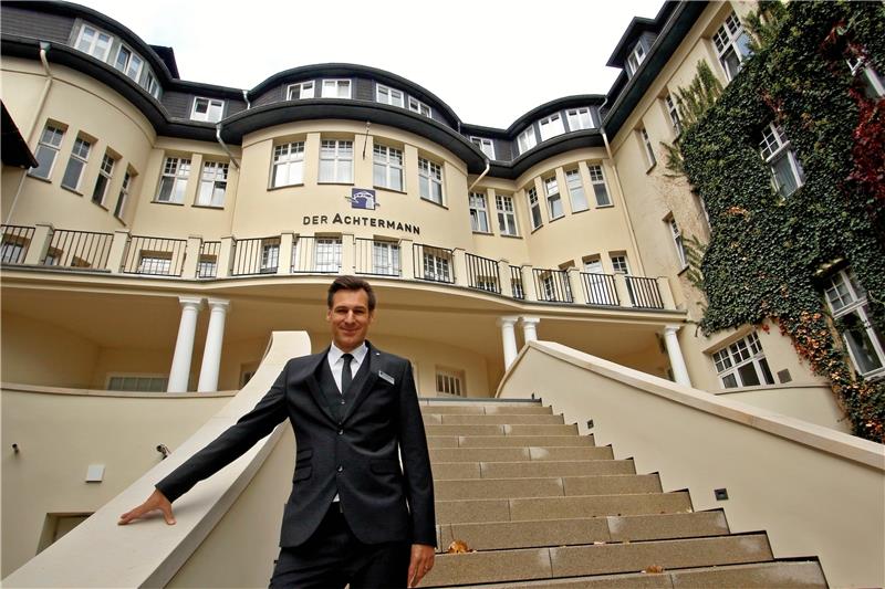 Schön geworden, aber lange gedauert: Als der „Achtermann“ seinen Hotel-Eingang im Innenhof auf die historische Sub stanz zurückbaut, zieht sich das Projekt laut Management auch wegen „schwieriger Kommunikation mit den Denkmalschutzämtern“.  Direktor Patrick Courteaux ist erst seit Mitte August neu in Goslarer Amt und Würden. Fotos: Epping