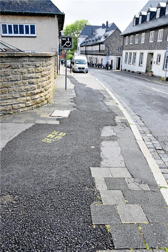 Schön ist anders, muss aber auch erst bezahlt werden: Auch an der Glockengießerstraße ist Flickschusterei mit verschiedenen Belegen zu erkennen.  Foto: Roß
