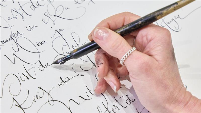 Eleganz in Tinte: Kalligraphin schreibt für Chanel & Co. Schön schreiben, kann jeder, findet Jeannine Platz und ermuntert: Weniger tippen, mehr schreiben!