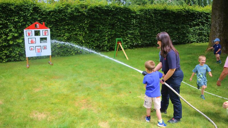 St. Andreasberg: Kinder finden im Kurpark Edelsteine Schön vor allem bei warmen Temperaturen: Bei der Feuerwehr kann mit dem Wasserschlauch hantiert werden.