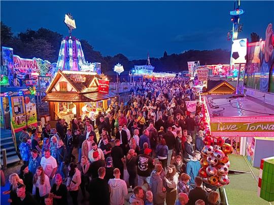 Schöne Abendstimmung: Der zweite Freitag des Schützenfestes dürfte der besucherstärkste Tag des Rummels gewesen sein. Fotos: Neumann, Epping (4)