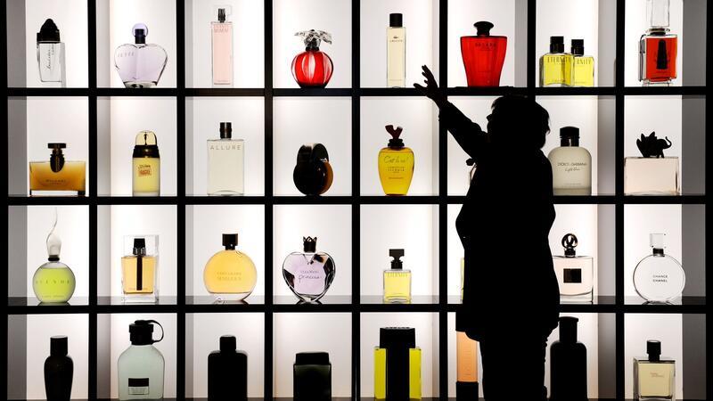 Wenn der Gast einem stinkt: Tut ein Duft-Dresscode not? Schöne bunte Parfumwelt: Eine Frau steht vor einer Vitrine mit verschiedenen Flacons. (Archivbild)