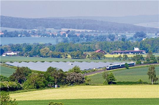 Schöner Blick auf die Freiflächenanlage südlich von Othfresen – sie ist die Erste, die in der Gemeinde entstand und produziert seit Jahren Strom aus Sonnenenergie.  Archivfoto: Gereke