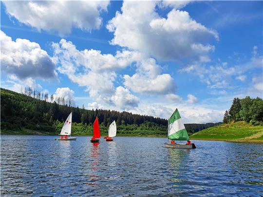 Schönes Wetter belohnt die Ferienkinder, die auf der Okertalsperre das Segeln lernen. Doch schon einige Zeit später bricht ein Unwetter herein.  Foto: Privat