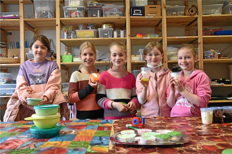 Schönheit aus Nahrungsmitteln: Lara Marie Walke (v.l.), Greta Bastian, Marlene Knoop, Charlotte Kirchner und Constanze Schmid zeigen ihre selbst hergestellten Pflegeprodukte.  Fotos: Skuza