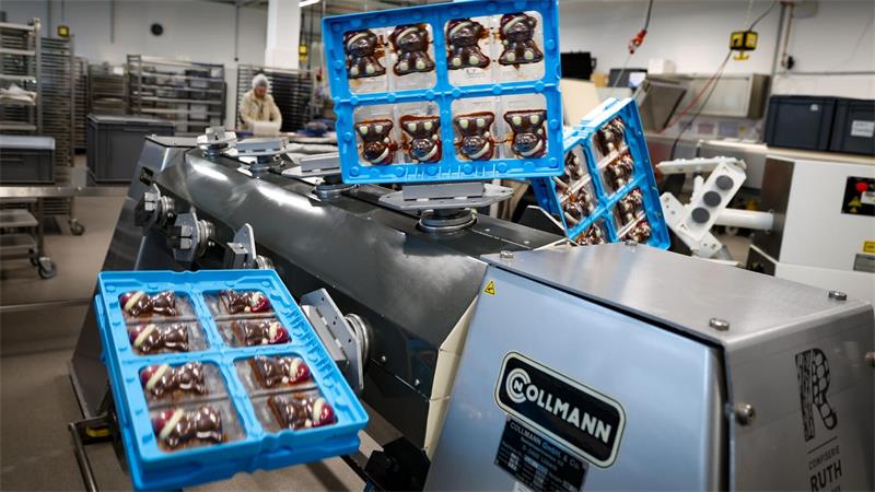 Schoko-Produktion fürs Weihnachtsgeschäft im vollen Gang Schokobären-Karussell.