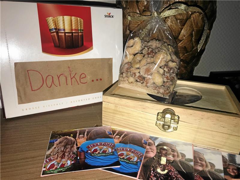 Schokolade mit kleinen Botschaften, ein personalisiertes Memory und selbst gebrannte Mandeln und Cashewkerne.