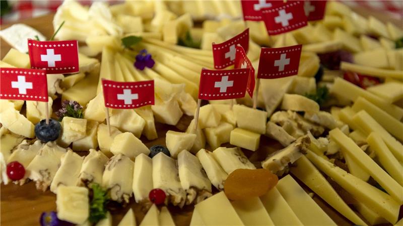 US-Zollhammer: Schweizer fürchten Wirtschaftseinbruch Schokolade und Käse aus der Schweiz dürfte in den USA unerschwinglich teuer werden (Archivbild)