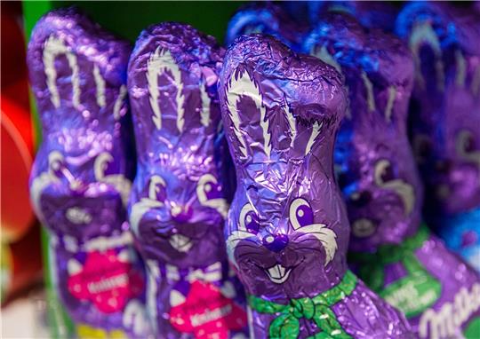 Schokoladen-Osterhasen von Milka stehen derzeit in vielen Supermarktregalen - das gefällt nicht allen.