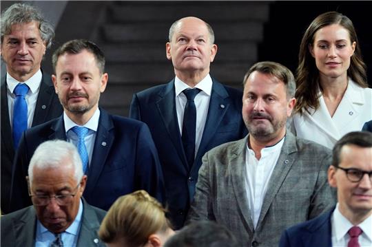 Scholz inmitten der EU-Staats- und Regierungschefs in Prag.