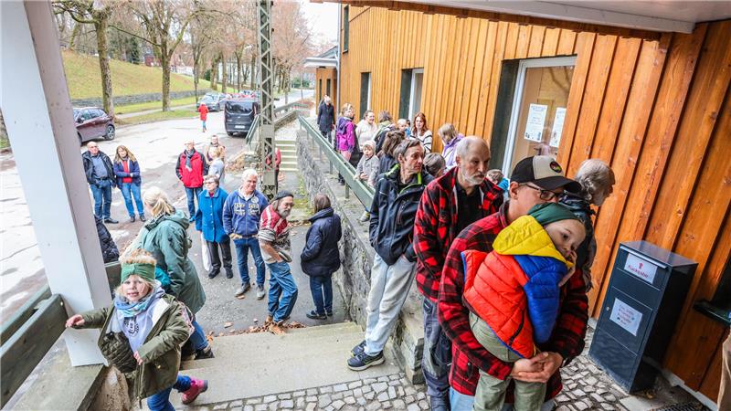 Vor der Stadtbibliothek in Clausthal-Zellerfeld bilden die Menschen zwei Schlangen. 