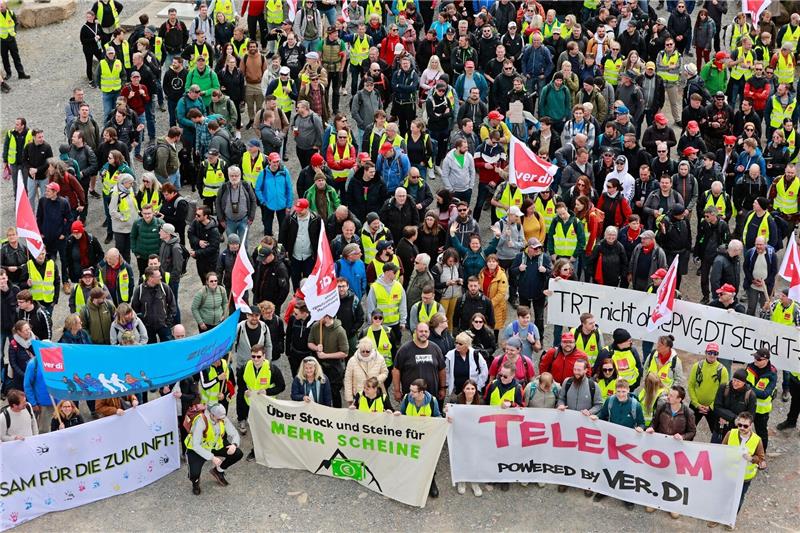 Warnstreiks bei Telekom vor Tarifrunde Schon Ende April gingen Beschäftigte der Telekom bei einem bundesweiten Warnstreik auf die Straße.