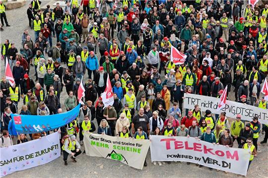 Schon Ende April gingen Beschäftigte der Telekom bei einem bundesweiten Warnstreik auf die Straße.