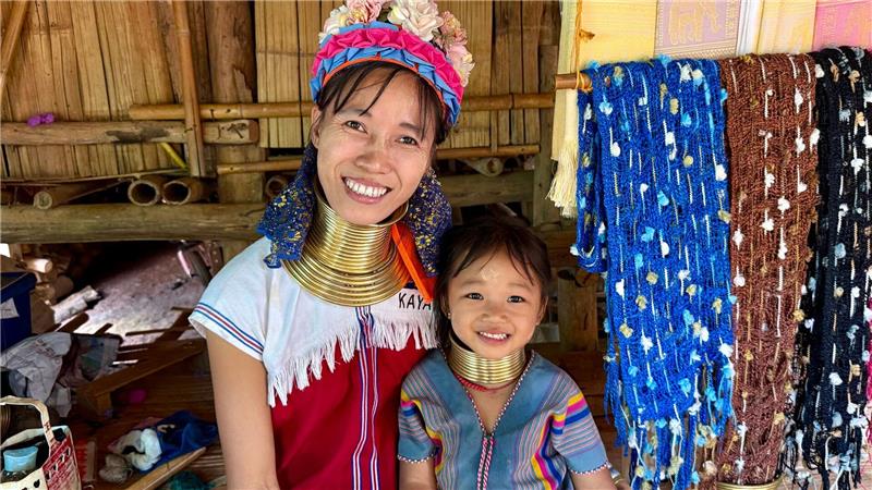 Bei den Langhalsfrauen von Chiang Rai: Kultur oder Kommerz? Schon Kinder ab fünf Jahren tragen die Messingringe.