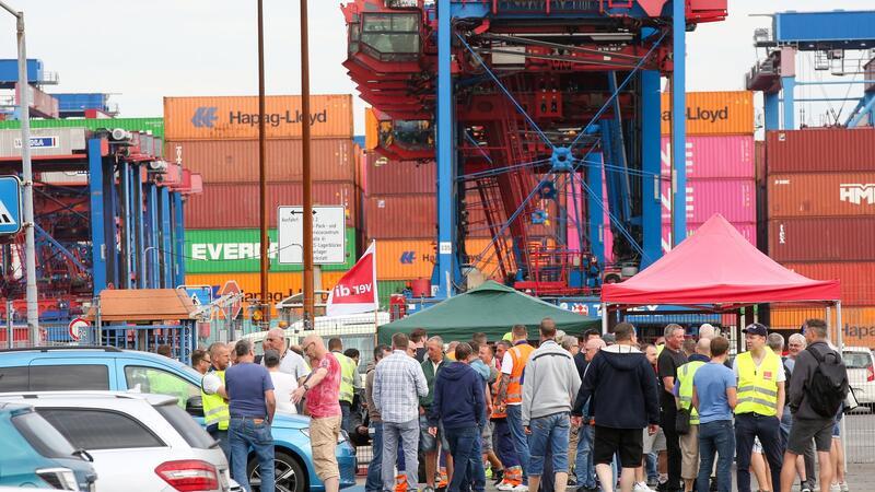Erneut Warnstreik im Hamburger Hafen Schon Mitte Juni hatte es Warnstreiks in mehreren norddeutschen Häfen gegeben, darunter Hamburg, Brake und Emden.