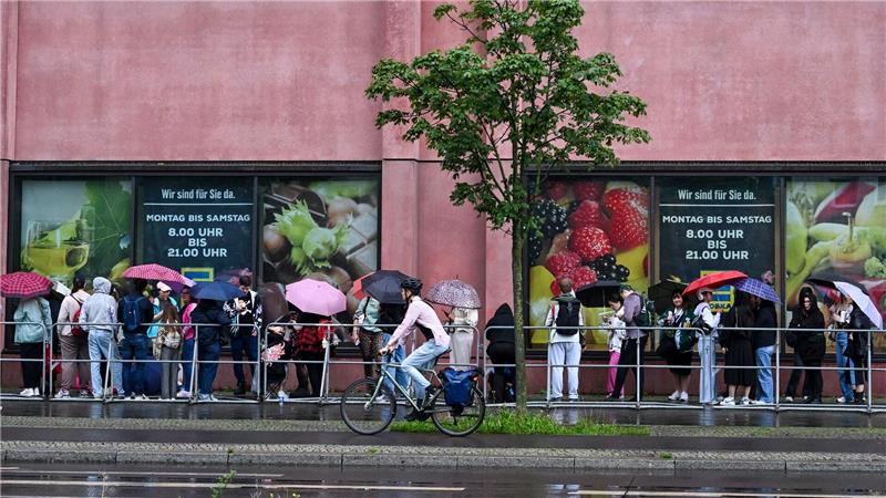 Schon Stunden vor der Eröffnung harrten Fans vor dem Einkaufszentrum in Berlin aus.