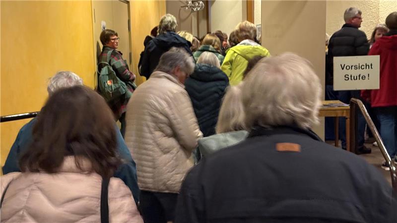 300 Besucher kommen zur Filmpremiere nach Braunlage Schon am Eingang gibt es lange Schlangen im Kurgastzentrum.