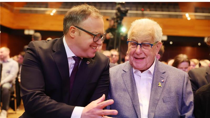 Buchenwald-Gedenken mit Kontroverse und Eklat Schon am Samstagabend hatte Thüringens Ministerpräsident Mario Voigt (CDU) den KZ-Überlebenden und heutigen Präsident des Internationalen Komitees Buchenwald-Dora Naftali Fürst mit dem Thüringer Verdienstorden ausgezeichnet.