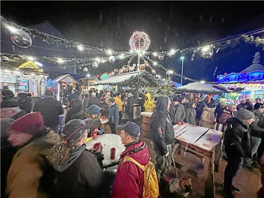Schon am ersten Tag – dem Freitag vor Totensonntag – war auf dem Wintertreff gut was los, da sogar mit passendem Schneefall. Der Schnee ist mittlerweile weg, aber am frühen Abend ist der kleine Markt nach wie vor gut besucht. Allerdings, so sagen die Betreiber, auch immer nur für ein bis zwei Stunden.  Foto: Schlegel