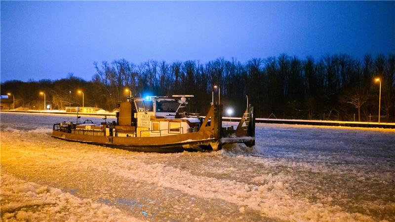 Schon am frühen Morgen gegen 6.00 Uhr dreht Eisbrecher „Paula“ Runden auf dem vereisten Mittellandkanal.