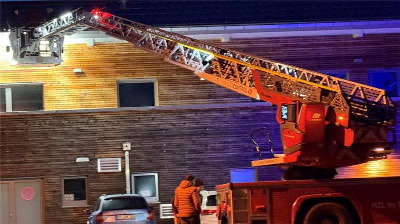 Braunlage: Neue Drehleiter stößt bei der Wehr auf großes Interesse Schon beeindruckend: Die neue Drehleiter kann samt Korb abgeknickt werden, sodass während des Einsatzes beispielsweise Dachgauben sehr viel besser erreicht werden können.