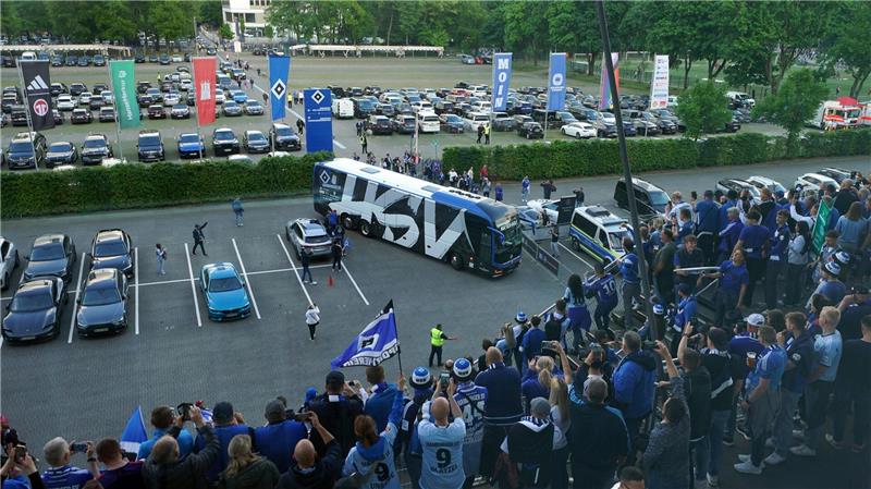 Endlich wieder Bundesliga: HSV im Partyrausch zum Aufstieg Schon bei der Ankunft am Volksparkstadion von den Fans gefeiert: die HSV-Spieler im Mannschaftsbus.