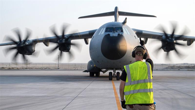Brände am Atlantik: Frankreich evakuiert 63.000 Menschen Schon binnen Tagen will Frankreich einen umgerüsteten Militär-Transportflieger als Löschflugzeug einsetzen (Archivbild).