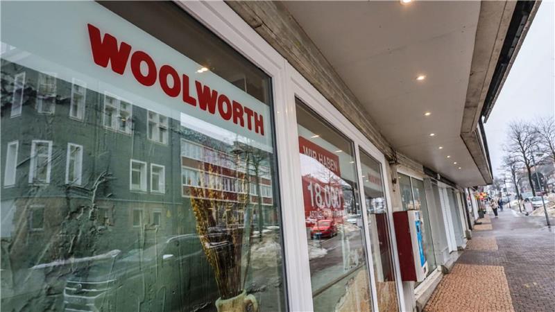An den Fenstern der künftigen Filiale prangt der Schriftzug Woolworth.