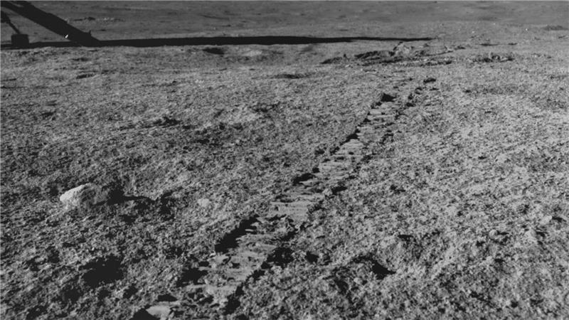 Mehr Eis auf dem Mond Schon ein paar Zentimeter unter der Mondoberfläche könnte sich Eis befinden.