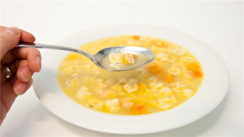 Schon im 12. Jahrhundert wurde Hühnersuppe als Medizin gegen fast alles gepriesen. (Archivbild)