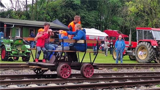 Schon im Mai herrscht viel Trubel beim Draisinen-Fahrtag, als ein „Meeting“ mit den Straßenoldtimern viele Gäste in den historischen Bahnhof lockt.