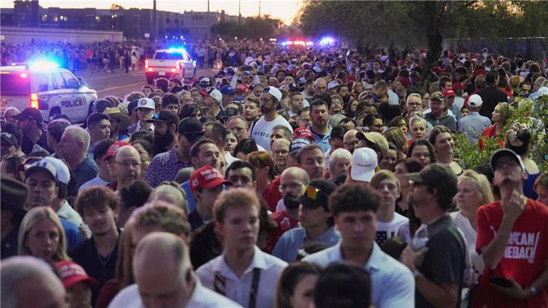 Kirks Witwe an Trumps Brust Schon im Morgengrauen versammelten sich Tausende vor dem Stadion.