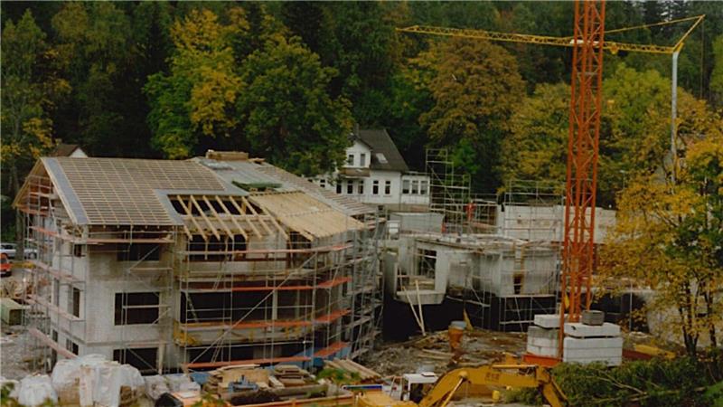 Schon im September 1993 ist das heutige Kurgastzentrum zu erkennen.
