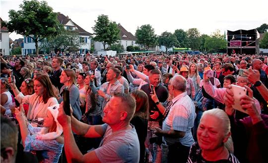 Schon im vergangenen Jahr strömen die Zuschauerinnen und Zuschauer auf die Bleichestelle, um bei der Schlagerparty ausgelassen zu feiern. Foto: GZ-Archiv
