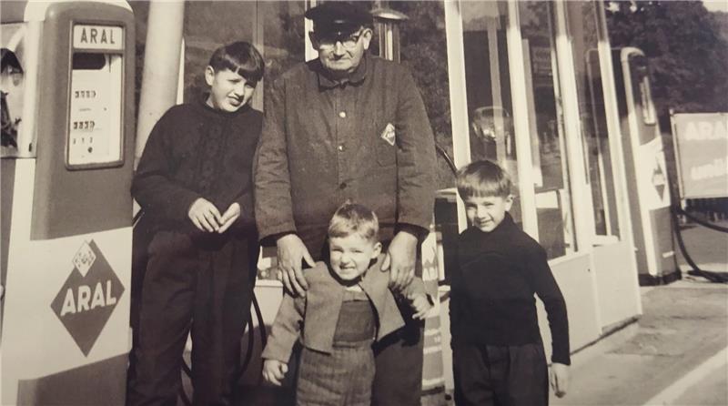 Nach 98 Jahren: Vienenburger Tankstelle Schnevoigt in neuen Händen Vier Personen stehen vor einer ARAL-Tankstelle, darunter ein Erwachsener und drei Kinder.