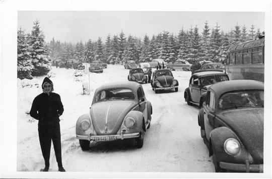 Schon in den 1950er Jahren herrscht im Winter Verkehrschaos auf Torfhaus. Solche Bilder und Tausende andere - von Baustellen, Festen, Besuchen von Berühmtheiten, Sportveranstaltungen oder ganz einfach aus dem alltäglichen Leben der Menschen - gibt es ab sofort gesammelt im Internet zu finden. Foto: Herbert-Ahrens-Bildarchiv