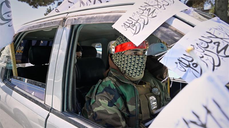 Schon in den vergangenen Tagen waren in der Hauptstadt die Taliban-Fahnen mit schwarzer Schrift auf weißem Hintergrund erneuert worden.
