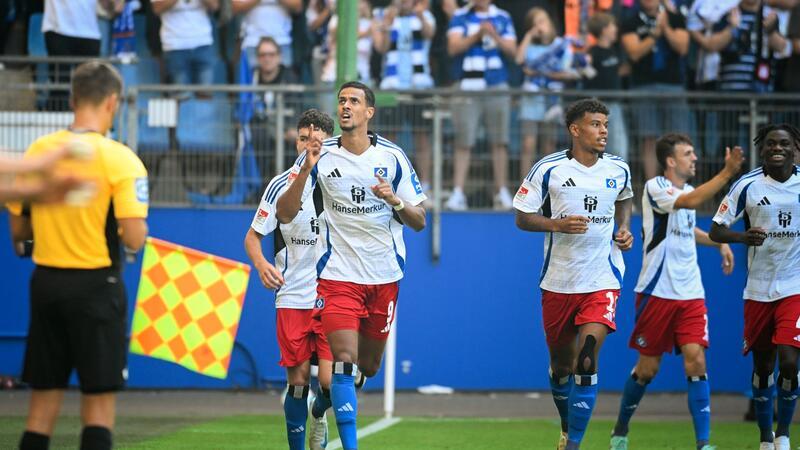 HSV feiert 4:1-Heimsieg über Preußen Münster Schon in der 7. Minute war Robert Glatzel (M) erfolgreich.
