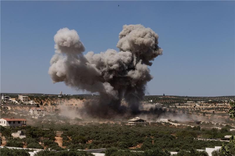 Tote nach russischem Angriff in Syrien Schon in der Vergangenheit kam es zu Luftangriffen russischer Kampfflugzeuge, wie hier in Dschisr asch-Schughur.