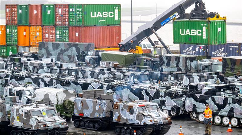 Schon jetzt werden in den Häfen Panzer und andere Güter für das Militär umgeschlagen. (Archivbild)
