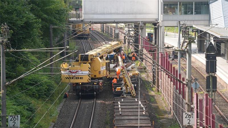 Bauaufträge für Bahnsanierung Hamburg-Berlin vergeben Schon jetzt wird auf der Strecke zwischen Hamburg und Berlin fleißig gebaut - im kommenden Jahr ist der Korridor erneut gesperrt. (Archivbild)