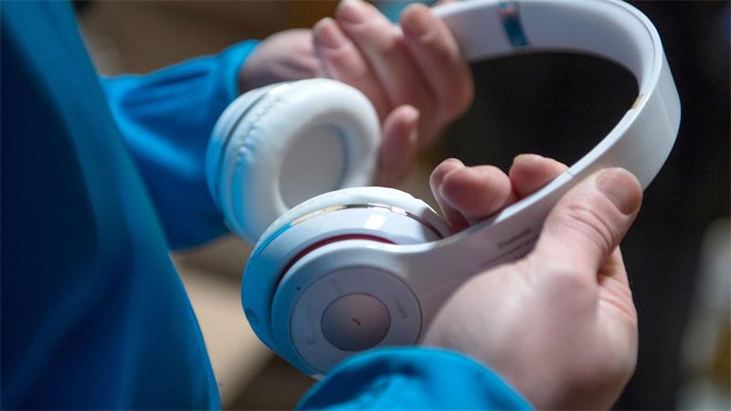 Angst vor der Spritze? Hören Sie Ihre Lieblingsmusik! Schon mehrfach zeigten Studien, dass Musikhören das Schmerzempfinden beeinflusst.