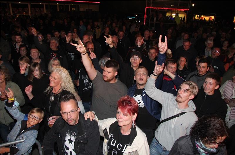 Schon nach kurzer Zeit brodelt die Stimmung im Publikum. Alle sind froh, wieder feiern zu können.