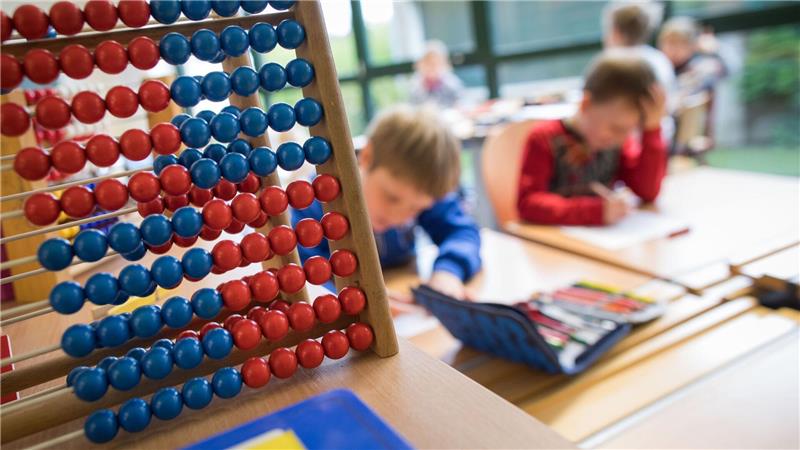 Jungen sind erst nach Schulstart besser in Mathe als Mädchen Schon nach vier Monaten schneiden Jungen demnach in Mathe etwas besser ab als Mädchen. (Archivbild)