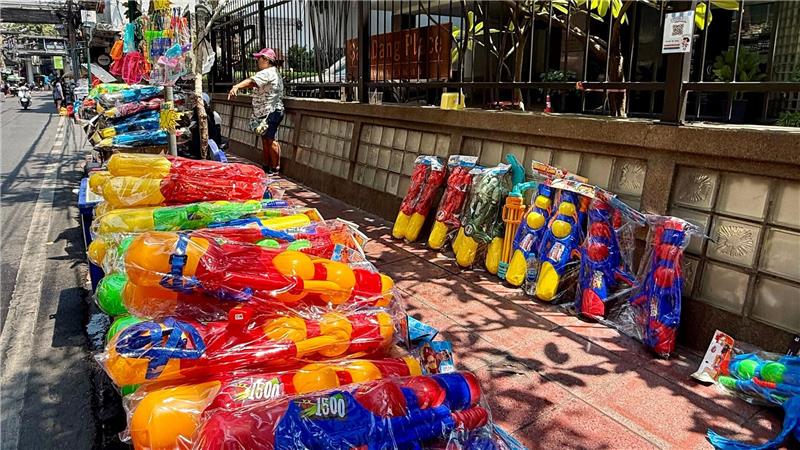 Schon seit Tagen standen landesweit kunterbunte Wasserpistolen zum Verkauf.