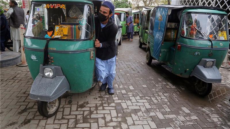 Schon seit drei Wochen kommt es an Tankstellen in Pakistan zu Schlangen.